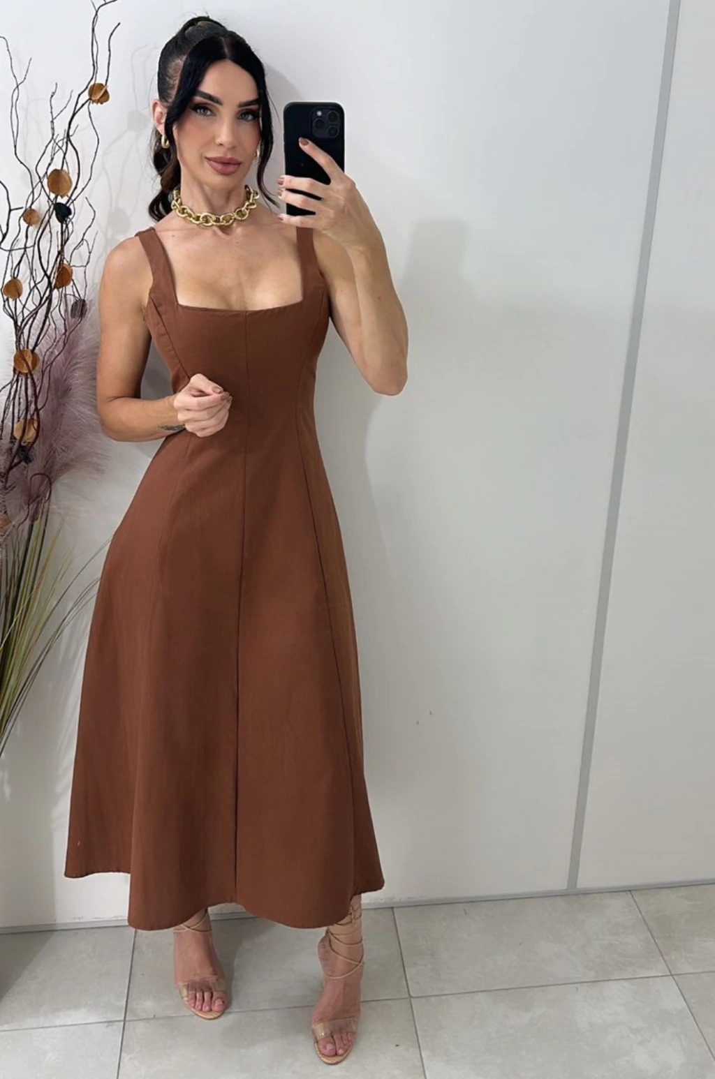 Look Vestido Lara marrom com salto - produção festa