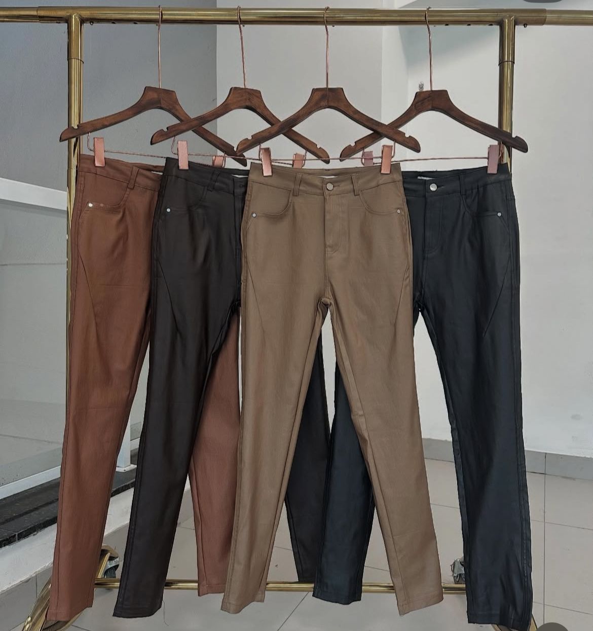 Calça Resinada Feminina com Efeito Couro Leather Touch  – FIN196