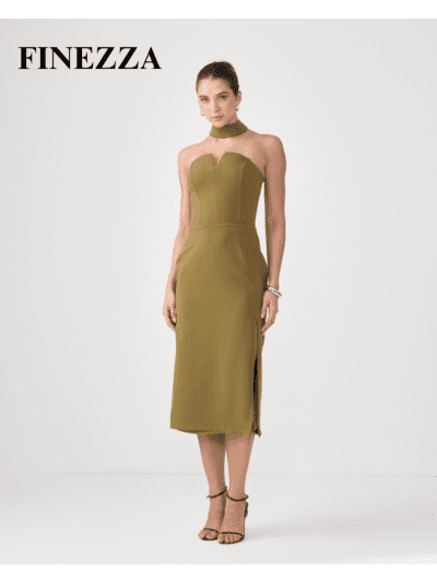 Modelo usando o Vestido Midi Verde Oliva com Decote Coração e detalhe de faixa na gola