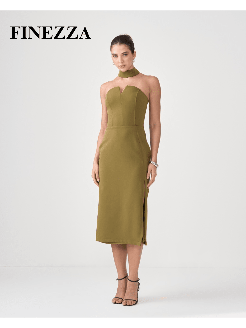 Modelo usando o Vestido Midi Verde Oliva com Decote Coração e detalhe de faixa na gola