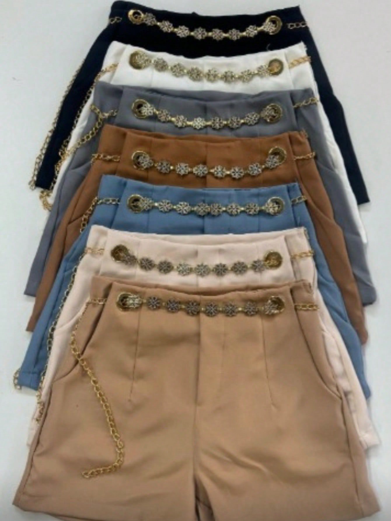 Short de Alfaiataria Cintura Alta com Cinto de Corrente