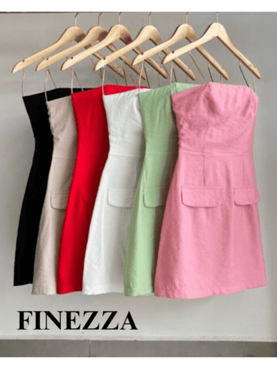 Vários Vestidos Curtos Tomara que Caia de Alfaiataria em diversas cores (preto, vermelho, branco, verde, rosa) pendurados em cabides.