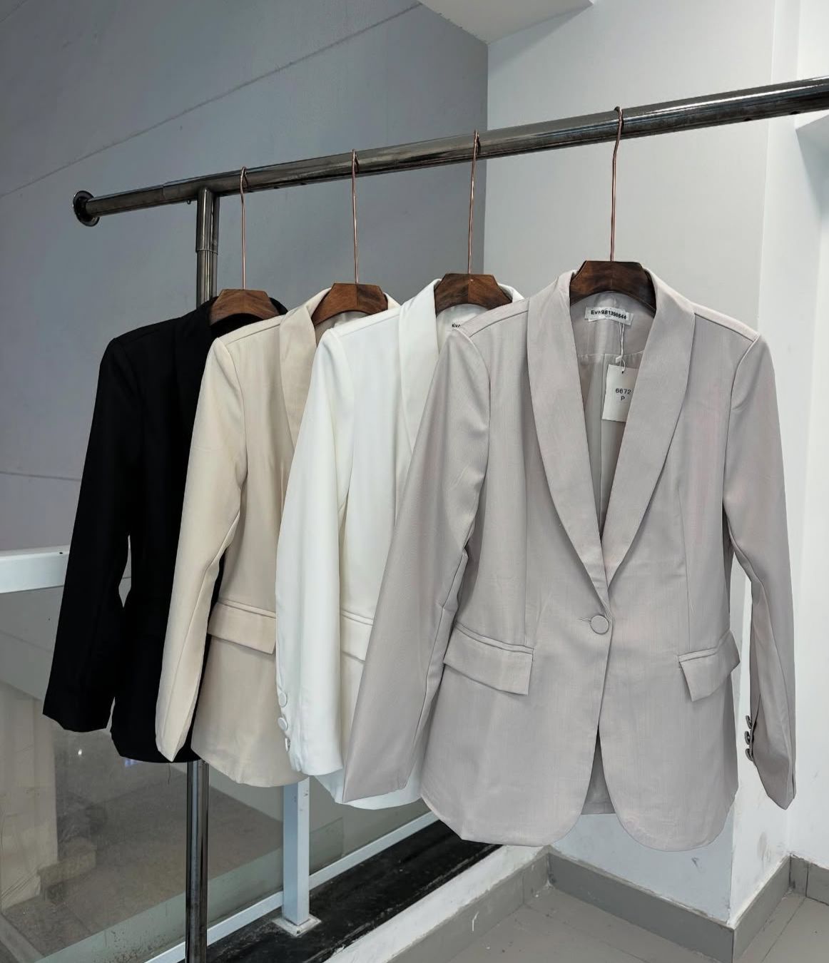 Blazer de Alfaiataria com Ombreiras e Lapela Infinita - FIN200 - Imagem 2