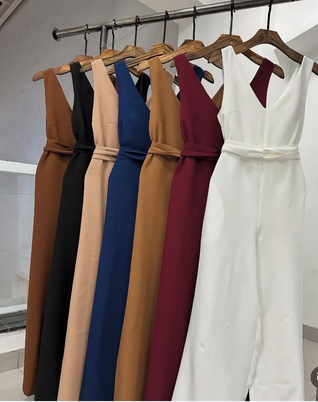 Macacão Longo de Alfaiataria com Decote V e Amarração - FIN165 - Imagem 2